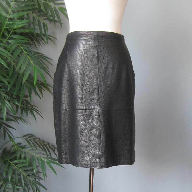 Simple short black leather skirt from Anne Klein II.
the leather has an applied textured which makes the skirt give off a little light.
Fully Lined
Marked size 12 - I would say best for a modern size 10, but use the measurements provided as your ultimate guide
Flat Meaurements:
Waist: 16
Hips: 20
Length: 21 (should reach about to the knees, depending on your body length)

Excellent vintage condition
thanks for looking!
#69227