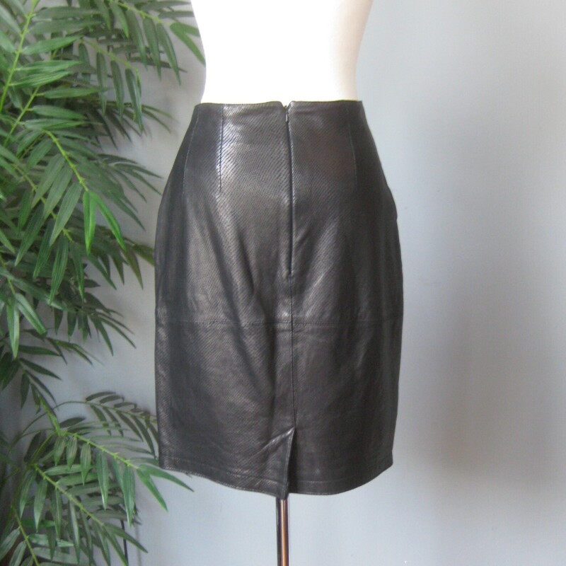 Simple short black leather skirt from Anne Klein II.<br />
the leather has an applied textured which makes the skirt give off a little light.<br />
Fully Lined<br />
Marked size 12 - I would say best for a modern size 10, but use the measurements provided as your ultimate guide<br />
Flat Meaurements:<br />
Waist: 16<br />
Hips: 20<br />
Length: 21 (should reach about to the knees, depending on your body length)<br />
<br />
Excellent vintage condition<br />
thanks for looking!<br />
#69227