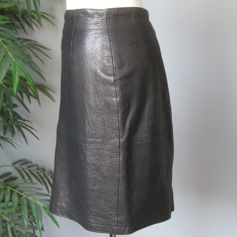 Simple short black leather skirt from Anne Klein II.
the leather has an applied textured which makes the skirt give off a little light.
Fully Lined
Marked size 12 - I would say best for a modern size 10, but use the measurements provided as your ultimate guide
Flat Meaurements:
Waist: 16
Hips: 20
Length: 21 (should reach about to the knees, depending on your body length)

Excellent vintage condition
thanks for looking!
#69227