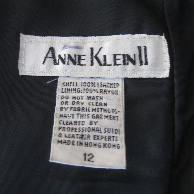 Simple short black leather skirt from Anne Klein II.<br />
the leather has an applied textured which makes the skirt give off a little light.<br />
Fully Lined<br />
Marked size 12 - I would say best for a modern size 10, but use the measurements provided as your ultimate guide<br />
Flat Meaurements:<br />
Waist: 16<br />
Hips: 20<br />
Length: 21 (should reach about to the knees, depending on your body length)<br />
<br />
Excellent vintage condition<br />
thanks for looking!<br />
#69227