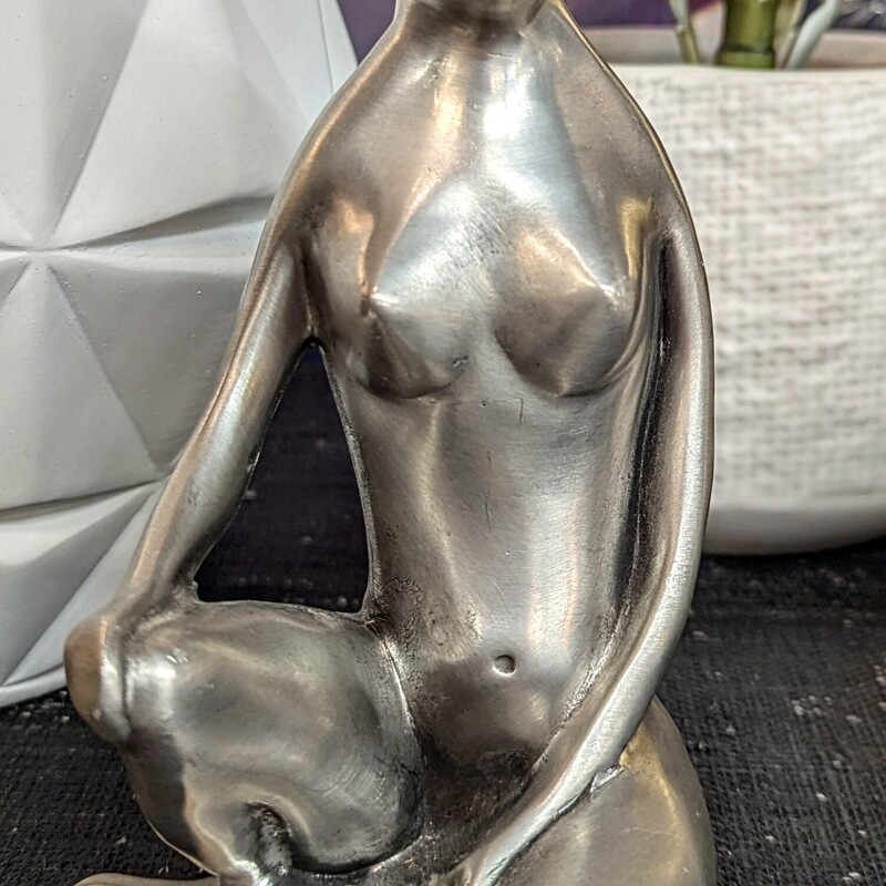 Etain Pewter Woman Sitting
Silver
Size: 4x7.5H