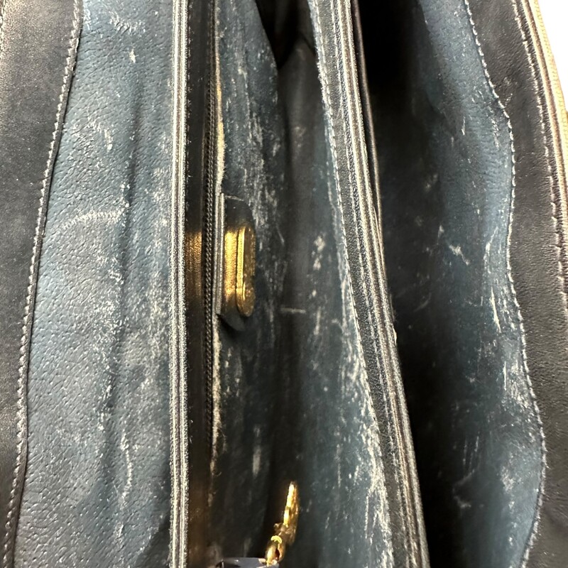 Gucci Micro GG Handle, Blue, Size: OS<br />
<br />
Vintage bags sometimes have a smell.<br />
<br />
Wear to hardwear, exterior and interior scratching.