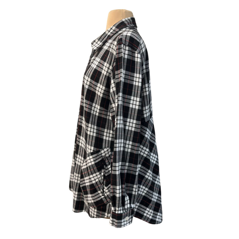 Joan Rivers Plaid Tunic<br />
With Pockets!<br />
Cute Back Button Detail<br />
100% Cotton<br />
Black, White, and Red<br />
Size: Large