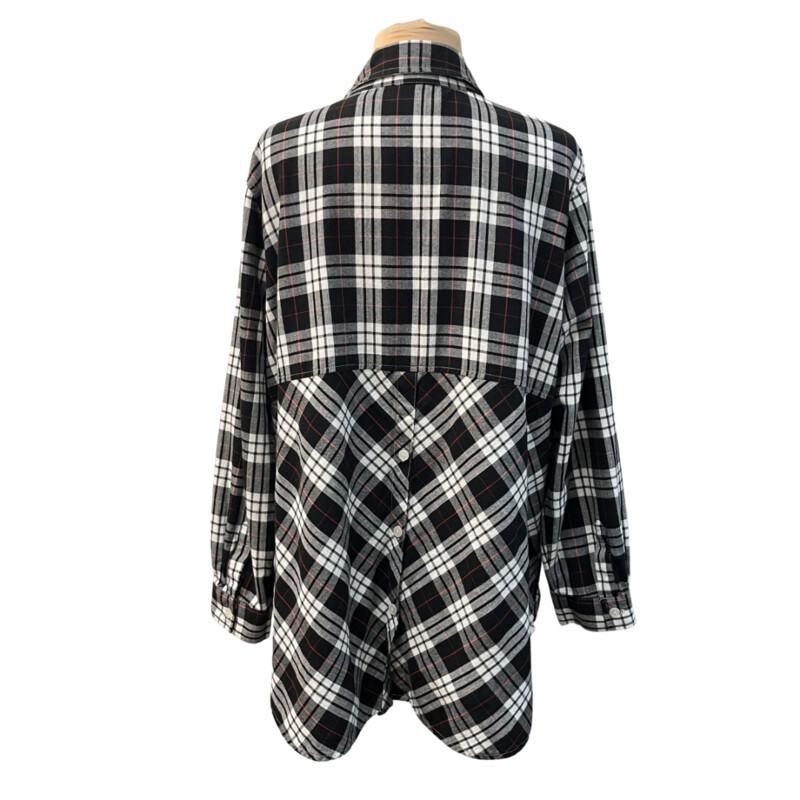 Joan Rivers Plaid Tunic
With Pockets!
Cute Back Button Detail
100% Cotton
Black, White, and Red
Size: Large