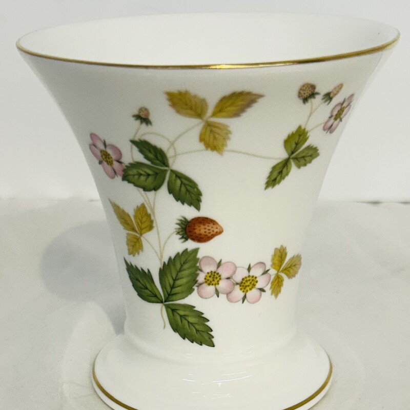 Wedgwood Strawberry Vase
Cream Red Gold
Size: 3.5 x 3.5H