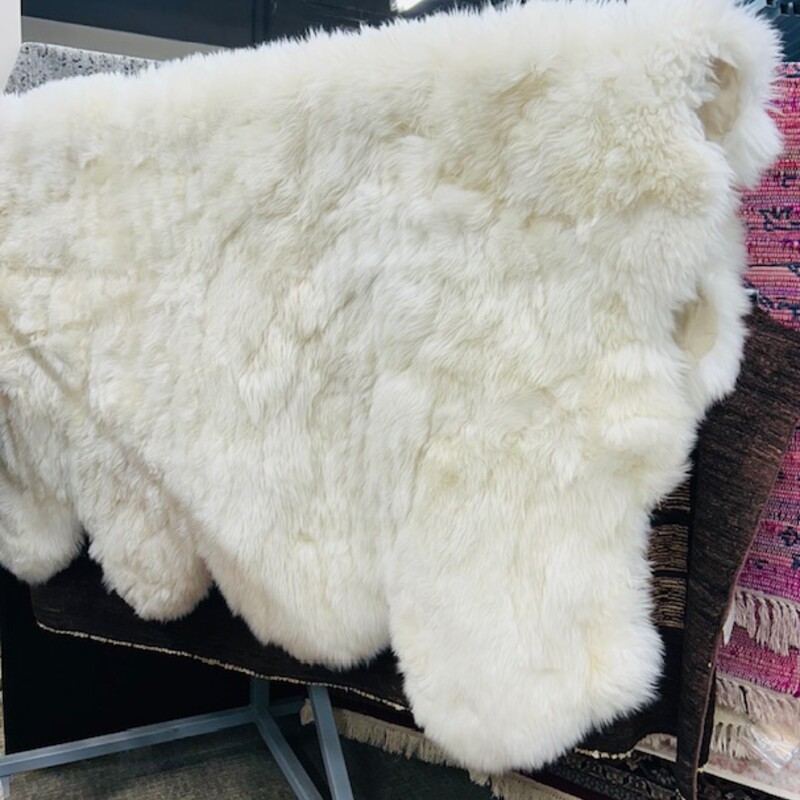 Bear Skin Rug+Pad
Cream Animal Fur with Ultrasuede Back
Includeds Non Slip Wool Pad
Size: 5x5