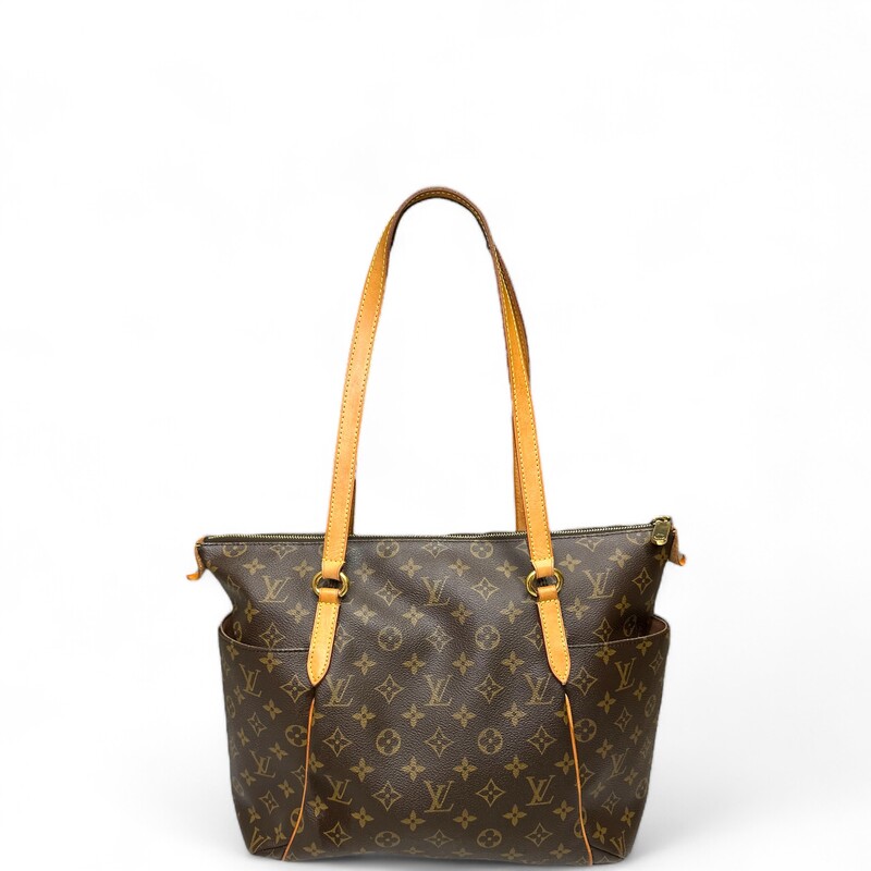 LOUIS VUITTON Monogram Totally PM. This stylish tote is crafted of Louis Vuitton monogram coated canvas. The bag features patch pockets on either side and vachetta cowhide leather trim and shoulder straps, with polished brass hardware. The top zipper opens the bag to a cocoa brown fabric interior with patch pockets.
Dimensions:
Length: 11 in
Height: 9.5 in
Width: 5.5 in
Drop: 9.75 in
Code :SD1103

Water marking on strap shown in photos