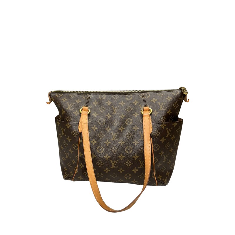 LOUIS VUITTON Monogram Totally PM. This stylish tote is crafted of Louis Vuitton monogram coated canvas. The bag features patch pockets on either side and vachetta cowhide leather trim and shoulder straps, with polished brass hardware. The top zipper opens the bag to a cocoa brown fabric interior with patch pockets.
Dimensions:
Length: 11 in
Height: 9.5 in
Width: 5.5 in
Drop: 9.75 in
Code :SD1103

Water marking on strap shown in photos