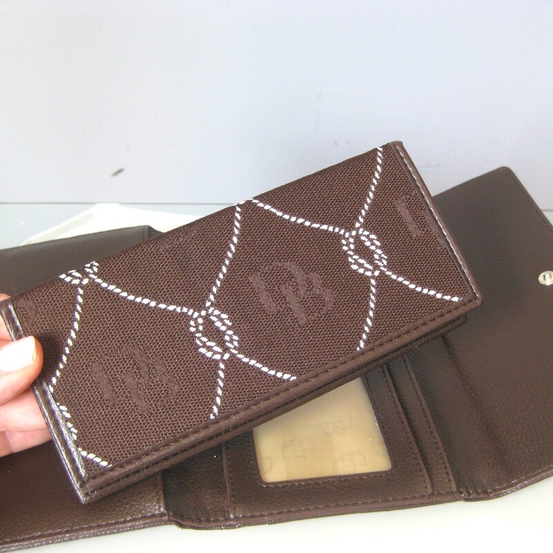 Dooney & Bourke Wallet, Brown, Size: None<br />
Dooney & Bourke tri fold wallet in brown canvas logo jacquard with white white rope style pattern.<br />
snaps closed<br />
removeable checkbook holder<br />
slips pockets, id slot, 5 card slots.<br />
<br />
thanks for looking!<br />
#78158