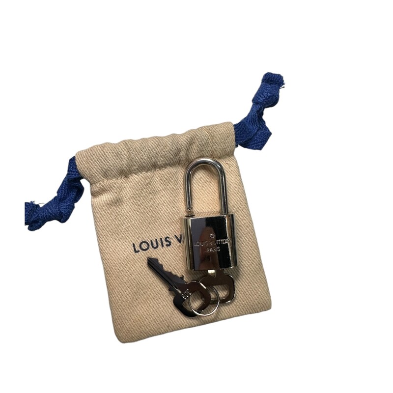 Louis Vuitton Porte

Dimensions:
14W x 11.25H x 2.25D
4 handle drop
18-22 strap drop

Date Code:
GI0167