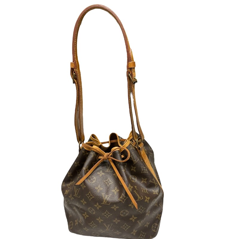 Louis Vuitton Petit Noe PM Monogram<br />
<br />
Date Code: A2 872<br />
<br />
Dimensions:<br />
Base length: 9.5 in<br />
Height: 10.5 in<br />
Width: 7 in<br />
Drop: 8.5 in<br />
<br />
Note: Stains and wera to bottom leather. Leather throughout the bag.