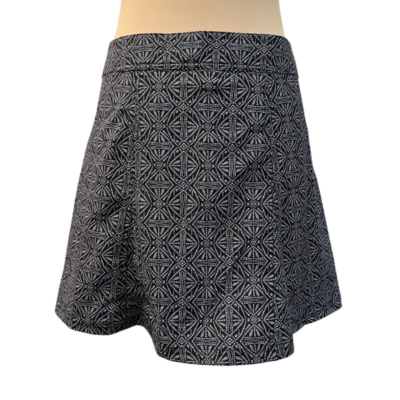 Rip Skirt Swim Skirt<br />
Velcro Attachment<br />
Easy Open and Close<br />
Color:  Black and White<br />
Size: Large