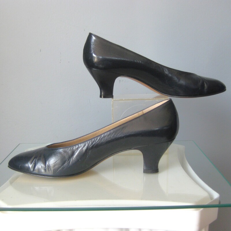 Made in Italy these are high quality leather pumps from the 1980s are by the designer shoe king, Bruno Magli
Very smart looking with a bit of a heel, not too much
Marked size 9.5 AA, (AA means narrow)
Insole length: 11
Insole width: a shade over 3 at widest point
Heel:  2.25
excellent condition, they've been work but don't show any wear on the upper.
Thanks for looking!
#77678