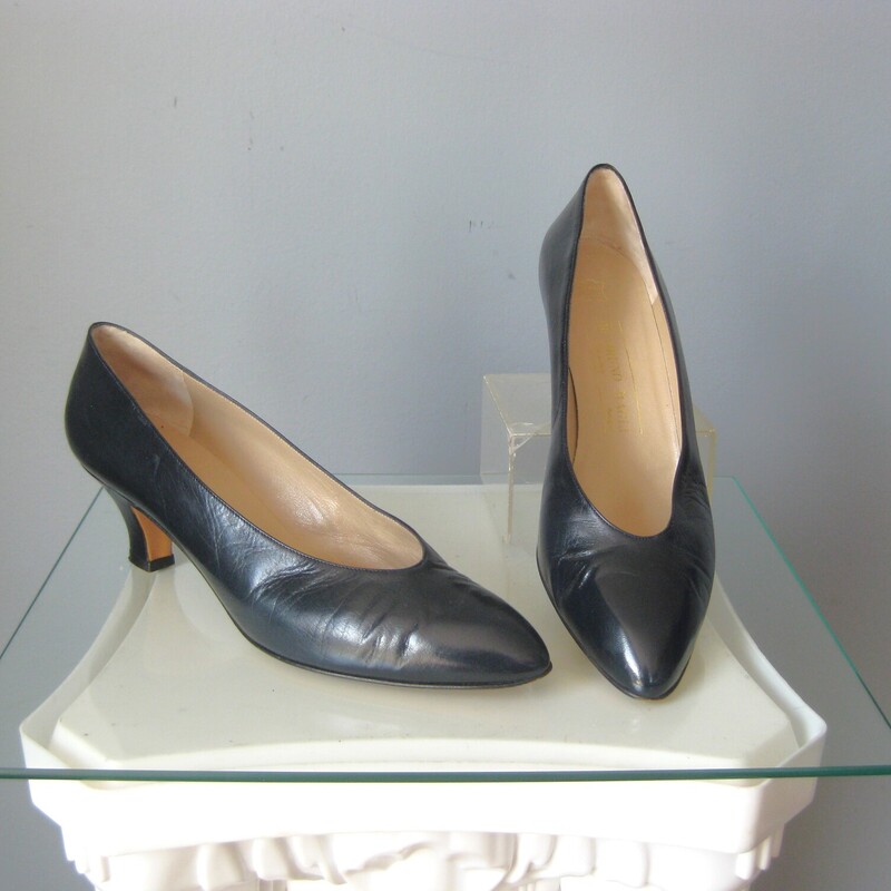 Made in Italy these are high quality leather pumps from the 1980s are by the designer shoe king, Bruno Magli
Very smart looking with a bit of a heel, not too much
Marked size 9.5 AA, (AA means narrow)
Insole length: 11
Insole width: a shade over 3 at widest point
Heel:  2.25
excellent condition, they've been work but don't show any wear on the upper.
Thanks for looking!
#77678