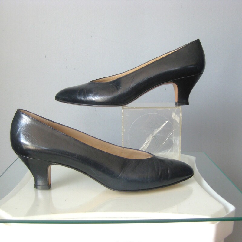 Made in Italy these are high quality leather pumps from the 1980s are by the designer shoe king, Bruno Magli<br />
Very smart looking with a bit of a heel, not too much<br />
Marked size 9.5 AA, (AA means narrow)<br />
Insole length: 11<br />
Insole width: a shade over 3 at widest point<br />
Heel:  2.25<br />
excellent condition, they've been work but don't show any wear on the upper.<br />
Thanks for looking!<br />
#77678