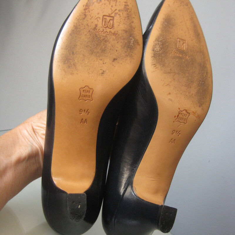 Made in Italy these are high quality leather pumps from the 1980s are by the designer shoe king, Bruno Magli<br />
Very smart looking with a bit of a heel, not too much<br />
Marked size 9.5 AA, (AA means narrow)<br />
Insole length: 11<br />
Insole width: a shade over 3 at widest point<br />
Heel:  2.25<br />
excellent condition, they've been work but don't show any wear on the upper.<br />
Thanks for looking!<br />
#77678