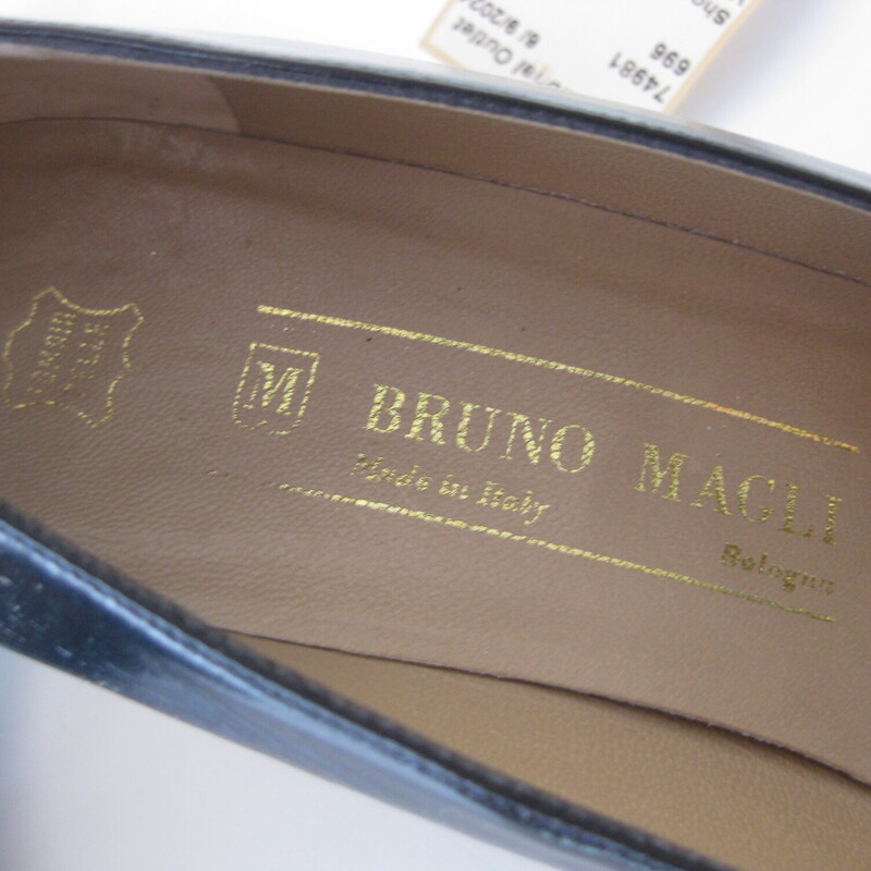 Made in Italy these are high quality leather pumps from the 1980s are by the designer shoe king, Bruno Magli<br />
Very smart looking with a bit of a heel, not too much<br />
Marked size 9.5 AA, (AA means narrow)<br />
Insole length: 11<br />
Insole width: a shade over 3 at widest point<br />
Heel:  2.25<br />
excellent condition, they've been work but don't show any wear on the upper.<br />
Thanks for looking!<br />
#77678