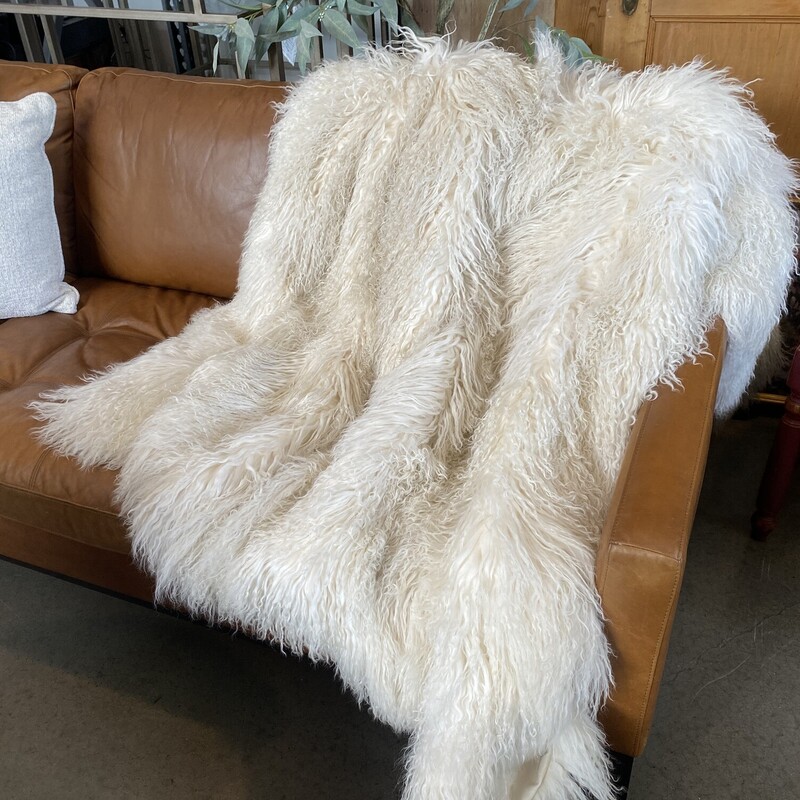 Fibre Tibetan Throw

Size: 59x71

Transform any space into a cozy oasis with our Tibetan Longwool Sheepskin Throw, featuring a wool exterior and velvet backing.