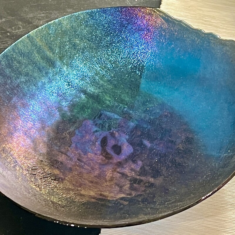 Bowl Iridescent Studio GI Signed,
Size: 10 Dia