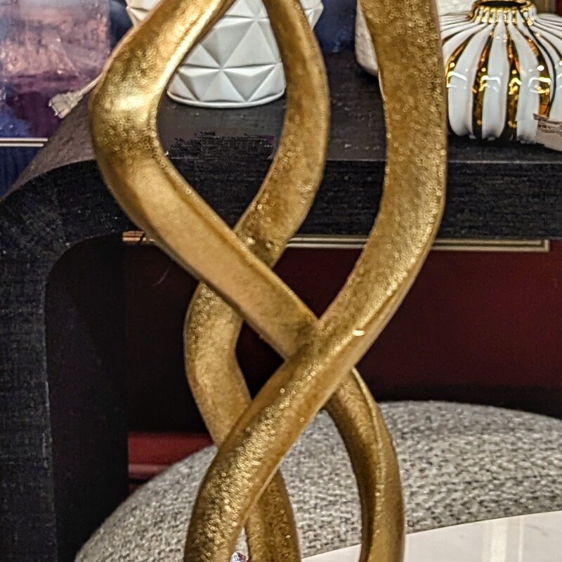 Abstract Sculpture On Marble Base
Gold White
Size: 4x18H