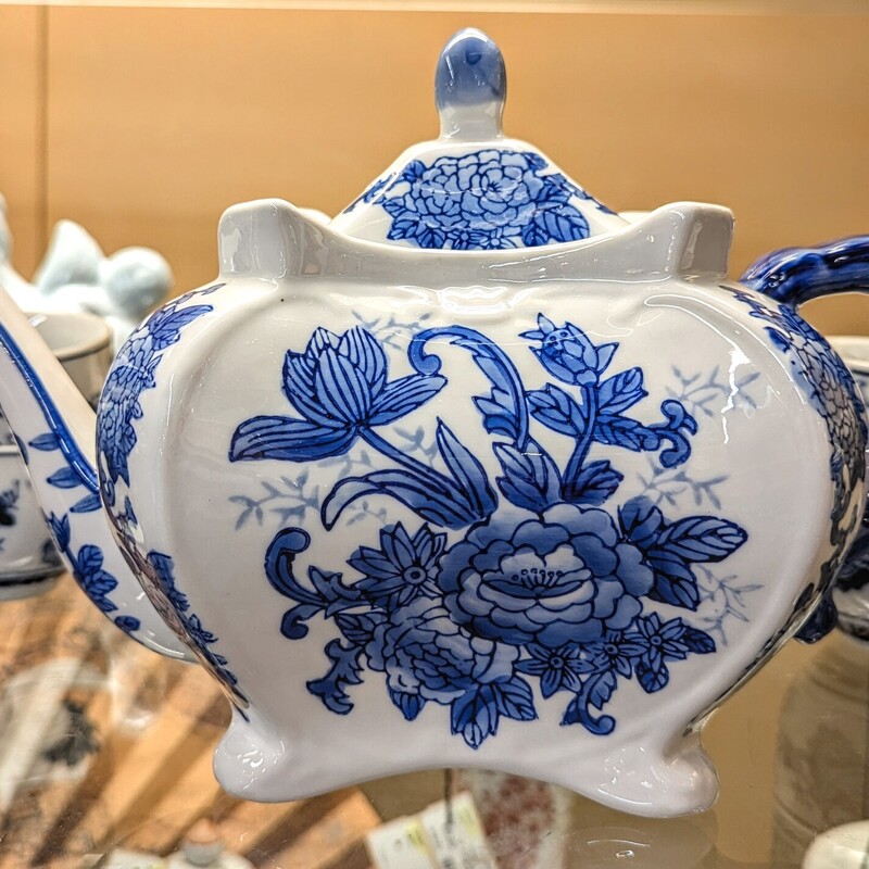 Bombay Company Teapot
Blue White
Size: 11x7.5H