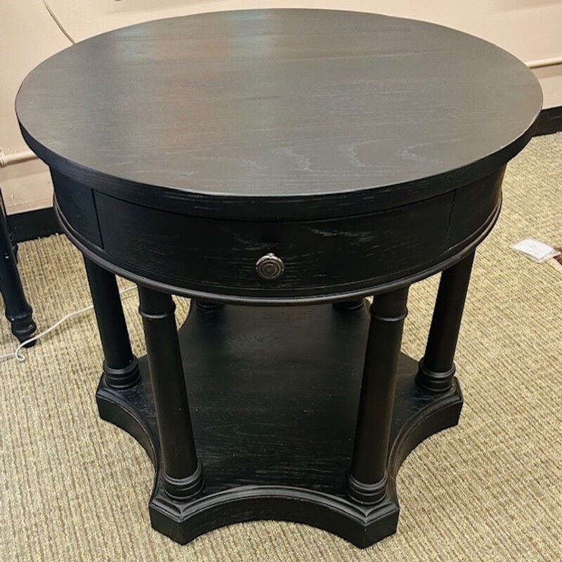 Bernhardt Round Wood Accent Table
Black Size: 28.5 x 26H
1 Drawer