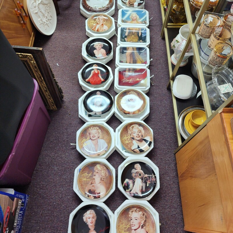 Marilyn Monroe Plate, In Box, Size: Numbered<br />
Several others available :)