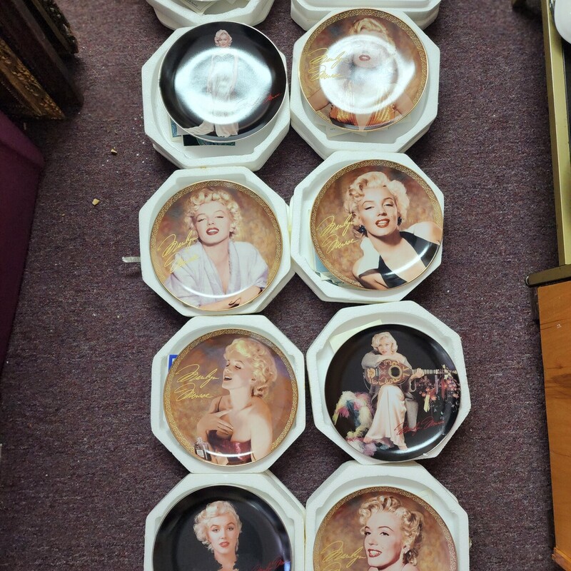 Marilyn Monroe Plate, In Box, Size: Numbered Complete set of 4<br />
Several others available :)