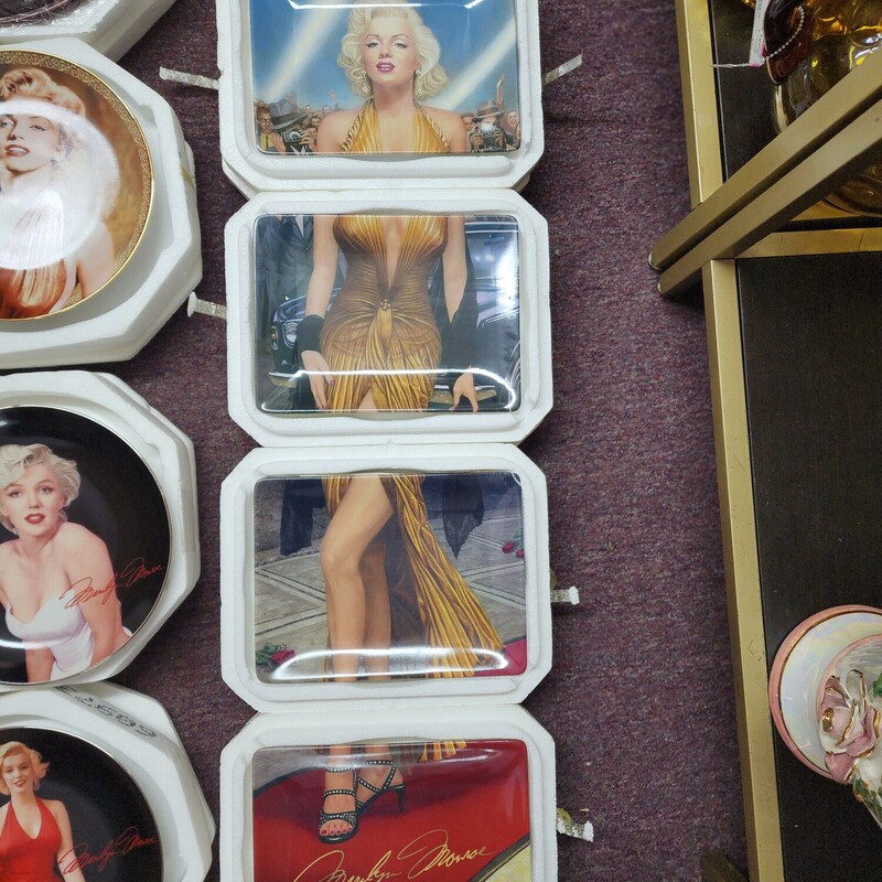 Marilyn Monroe Plate, In Box, Size: Numbered Complete set of 4
Several others available :)