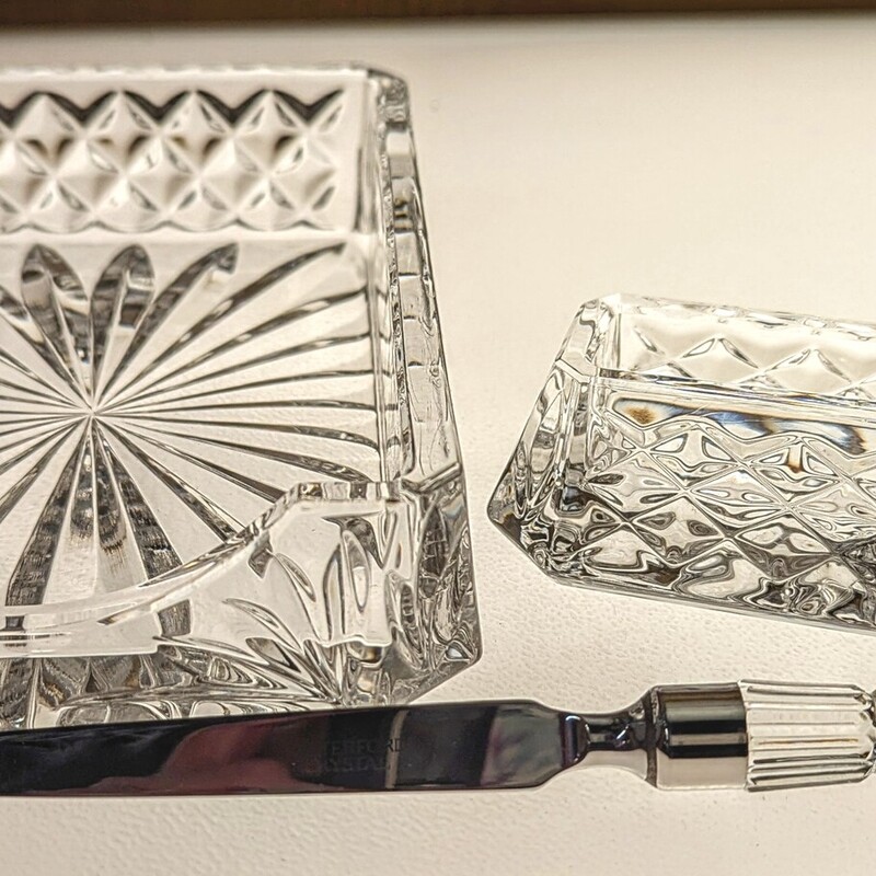 Waterford 3 Piece Desk Set
Clear Silver
Notepad holder size: 7 x 5 x 2H
Letter opener: 8L
Business card holder: 5 x 1.5H