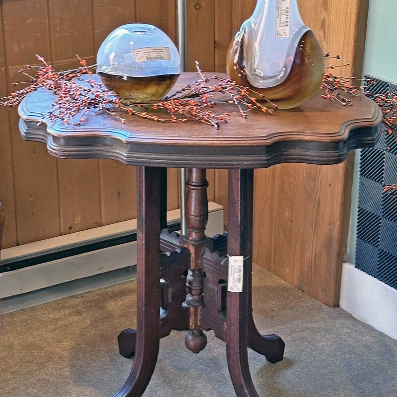 Oak Side Table W/Carving

Vtg oak rectangular side table with 4 legs and center carved woodwork.

Size: 31 in wide X 21 in deep X 28 in high