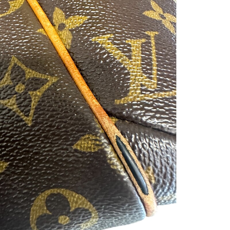 Louis Vuitton Totally PM Monogram<br />
<br />
Date Code: TJ4183<br />
<br />
Dimensions:<br />
Base length: 10.75 in<br />
Height: 10 in<br />
Width: 4 in<br />
Drop: 9.25 in<br />
<br />
Note: Wear to the leather trim. Some of the leather has come off.