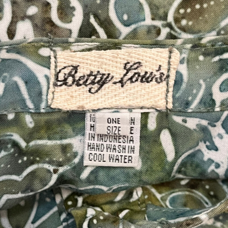 Betty Lous Longsleeve Dress<br />
Batik Leaf Print<br />
Color: Teal, Olive, Sage, and White<br />
Size: One Size<br />
100% Rayon