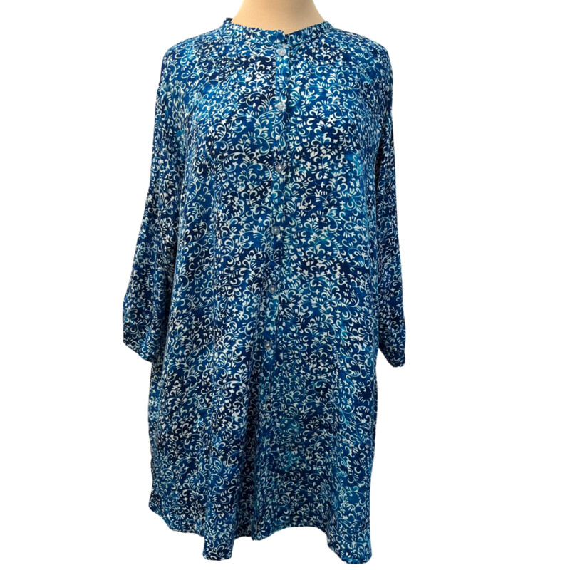 Betty Lous Tunic Top
Batik Swirl Print
Roll-Tab Sleeve
Hi-Lo
Color: Blues and White
Size: L/XL
100% Rayon