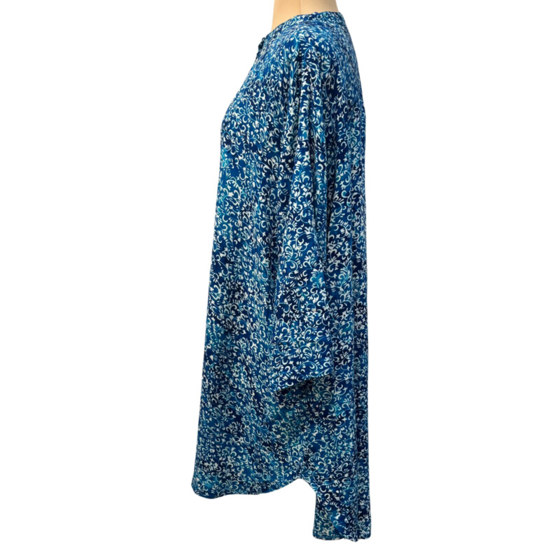 Betty Lous Tunic Top
Batik Swirl Print
Roll-Tab Sleeve
Hi-Lo
Color: Blues and White
Size: L/XL
100% Rayon