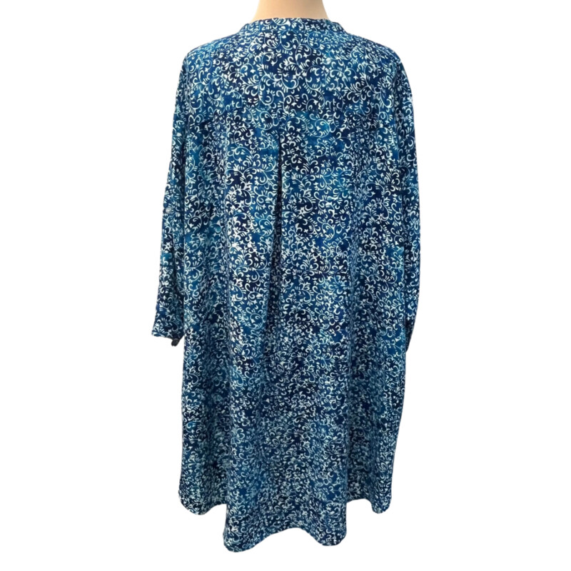 Betty Lous Tunic Top
Batik Swirl Print
Roll-Tab Sleeve
Hi-Lo
Color: Blues and White
Size: L/XL
100% Rayon