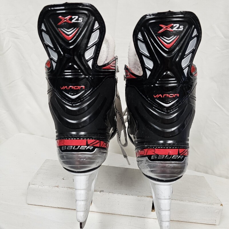 Bauer Vapor X2.5 Hockey Skates,<br />
Junior<br />
Size: 2<br />
Pre-owned