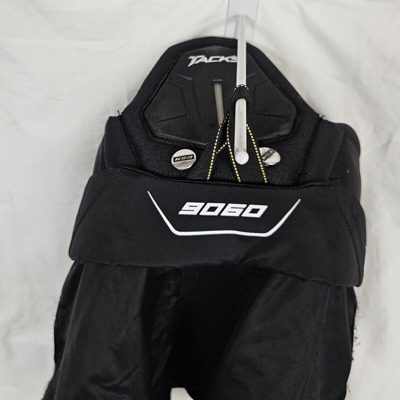 CCM Tacks 9060 Hockey Pants<br />
Black<br />
Size: Jr Small<br />
Pre-owned, missing suspender buttons