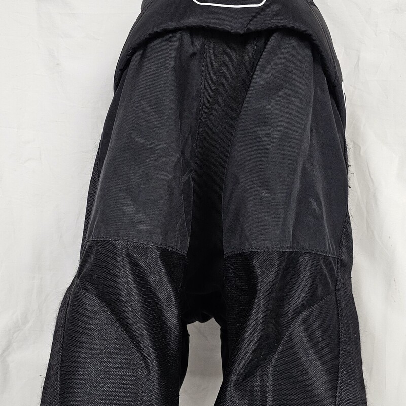 CCM Tacks 9060 Hockey Pants<br />
Black<br />
Size: Jr Small<br />
Pre-owned, missing suspender buttons