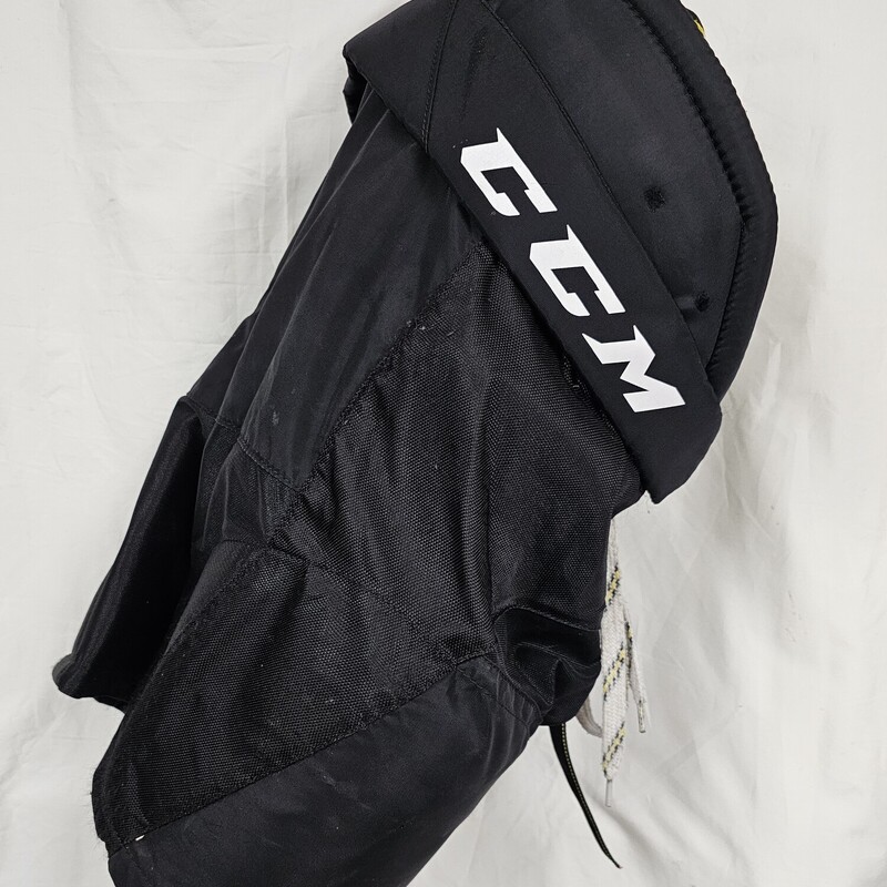 CCM Tacks 9060 Hockey Pants<br />
Black<br />
Size: Jr Small<br />
Pre-owned, missing suspender buttons