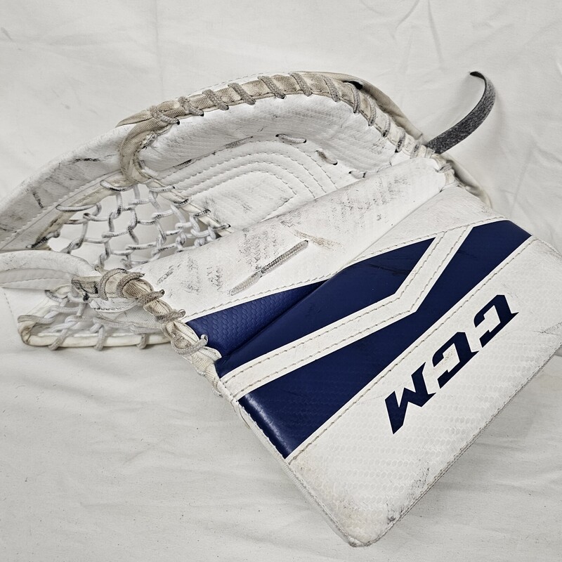 CCM YFlex Goalie Catch Glove<br />
Regular Hand<br />
Size: Youth<br />
Pre-owned