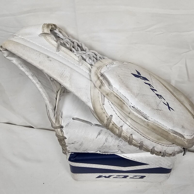 CCM YFlex Goalie Catch Glove<br />
Regular Hand<br />
Size: Youth<br />
Pre-owned