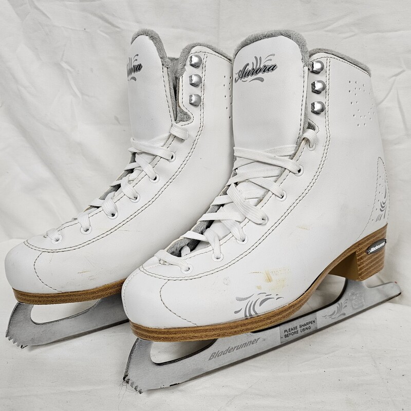 Bladerunner Aurora Figure Skates<br />
White<br />
Womens Size: 6<br />
Pre-owned