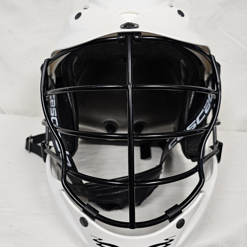 Cascade CPX-R Lacrosse Helmet<br />
White<br />
Size: OS<br />
Adjustable with SPR Fit system<br />
Pre-owned