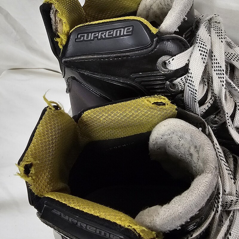 Bauer Supreme One100 Hockey Goalie Skates
Skate Size: 7.5
Shoe Size: 9
Pre-owned, worn corners on ankle fabric
MSRP $549.99