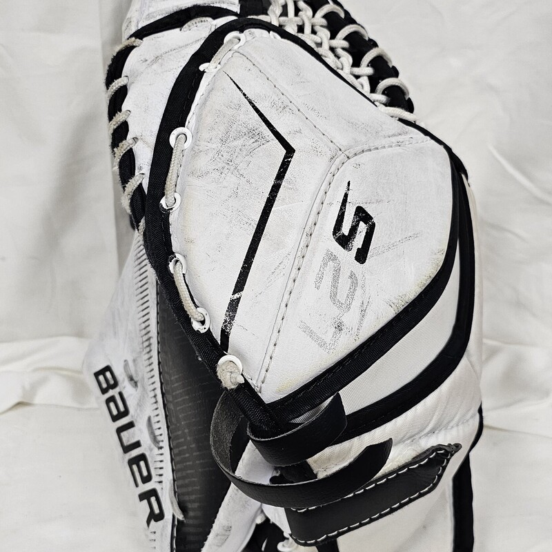 Bauer Supreme S27 Catch Glove,
Regular hand (goes on left)
Size: Jr
Pre-owned