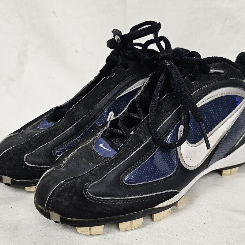 Nike Mid Baseball Cleats
Size: 3.5
Molded cleats
Pre-owned