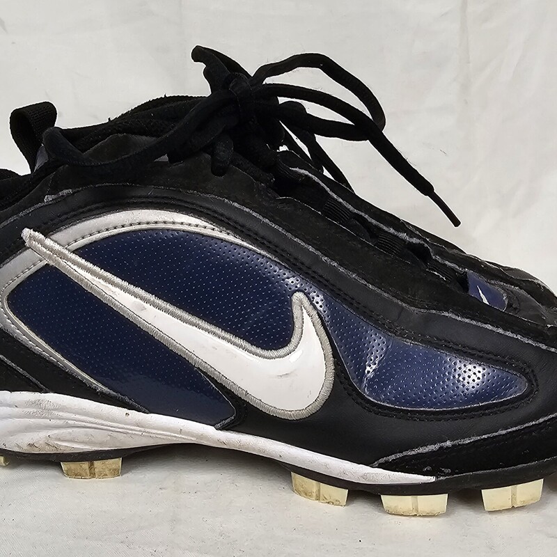 Nike Mid Baseball Cleats
Size: 3.5
Molded cleats
Pre-owned