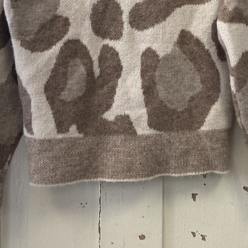 Cr/brw Cheetah Sweater<br />
Crm/brw<br />
Size: Small