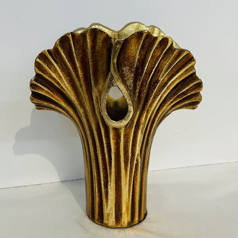 Gingko Metal Flared Vase
Gold Copper Size: 7 x 9H